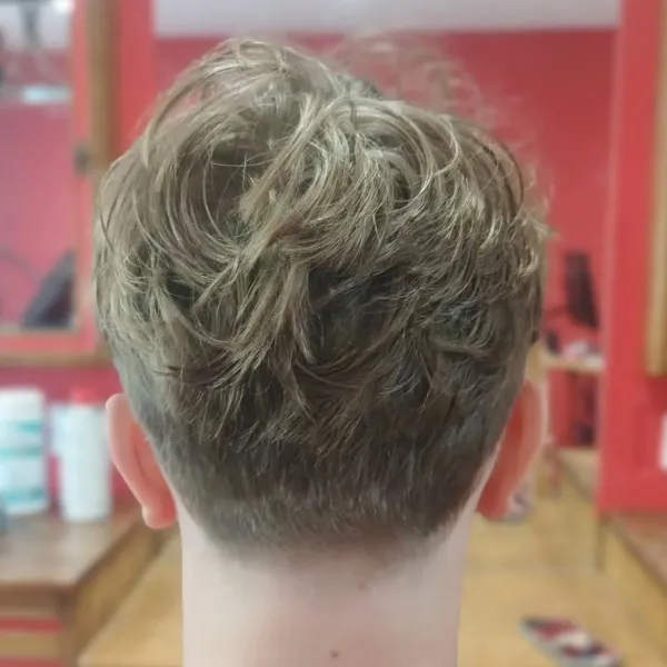 Coupe courte texturée avec nuque dégagée, vue de dos